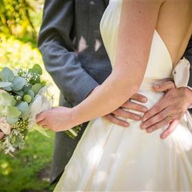 fwthumbBridal bouquet being held.jpg